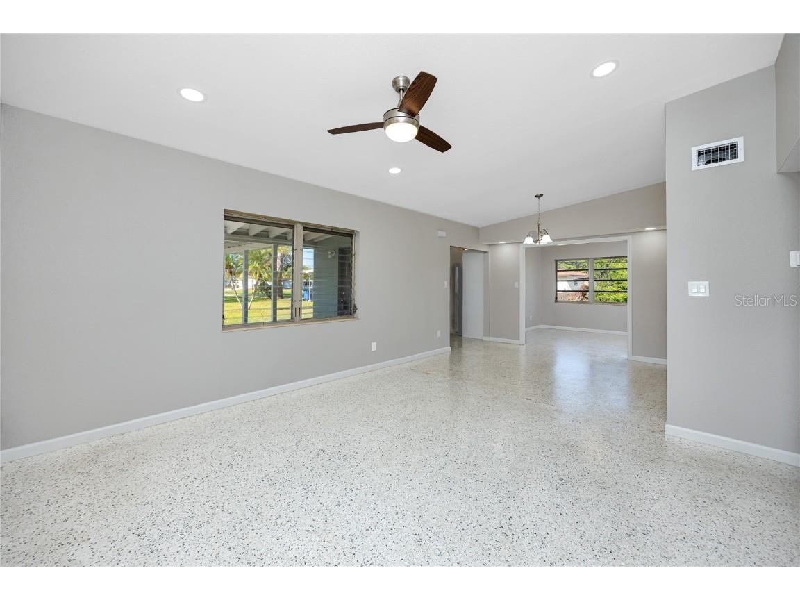 647 Garland Street N Saint Petersburg FL 33703 TB8445431 image20