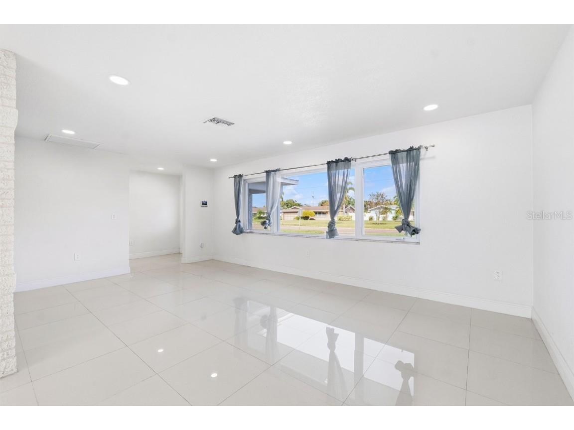 6488 30th Avenue N Saint Petersburg FL 33710 TB8449879 image9