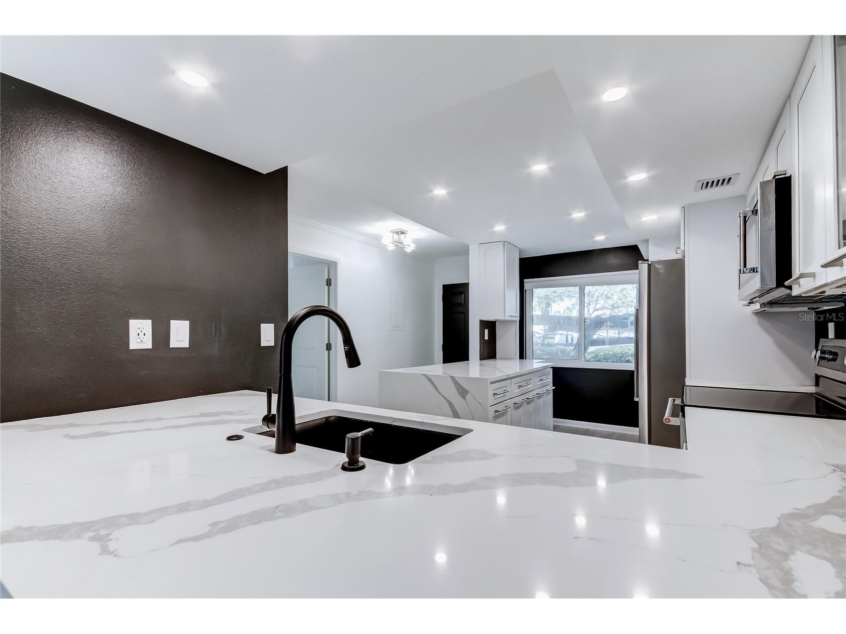 650 Island Way #106 Clearwater Beach FL 33767 - MANADALAY CHANNEL TB8464298 image3