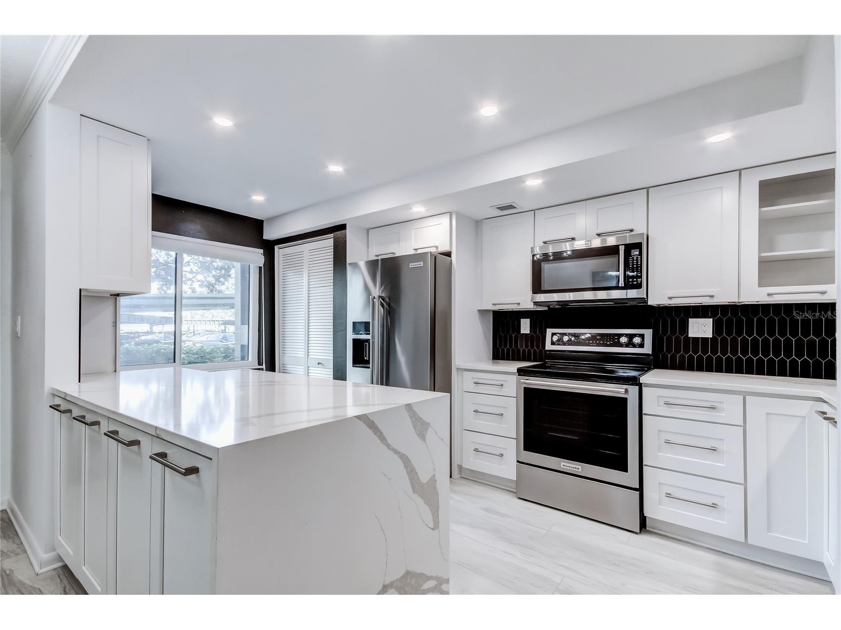 650 Island Way #106 Clearwater Beach FL 33767 - MANADALAY CHANNEL TB8464298 image4