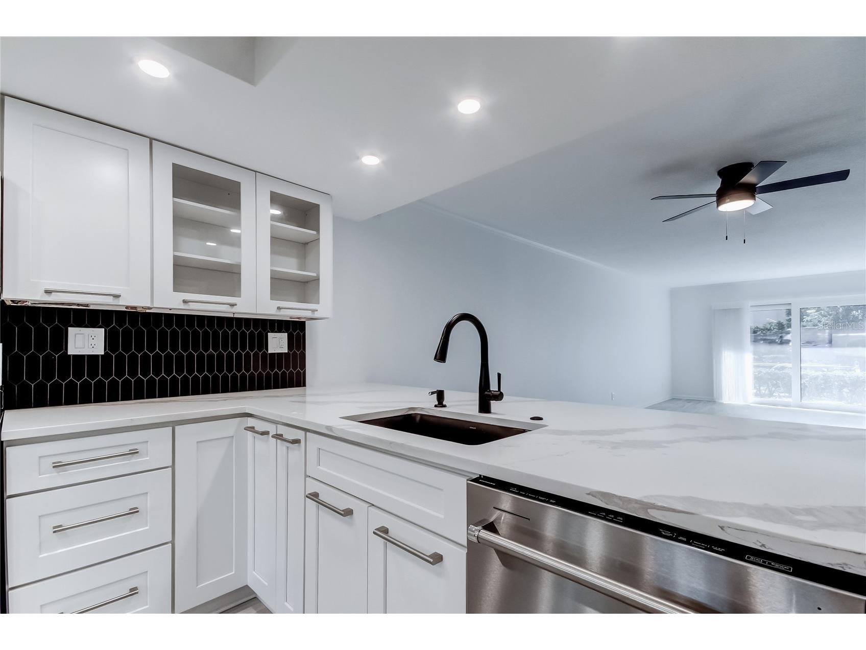 650 Island Way #106 Clearwater Beach FL 33767 - MANADALAY CHANNEL TB8464298 image6