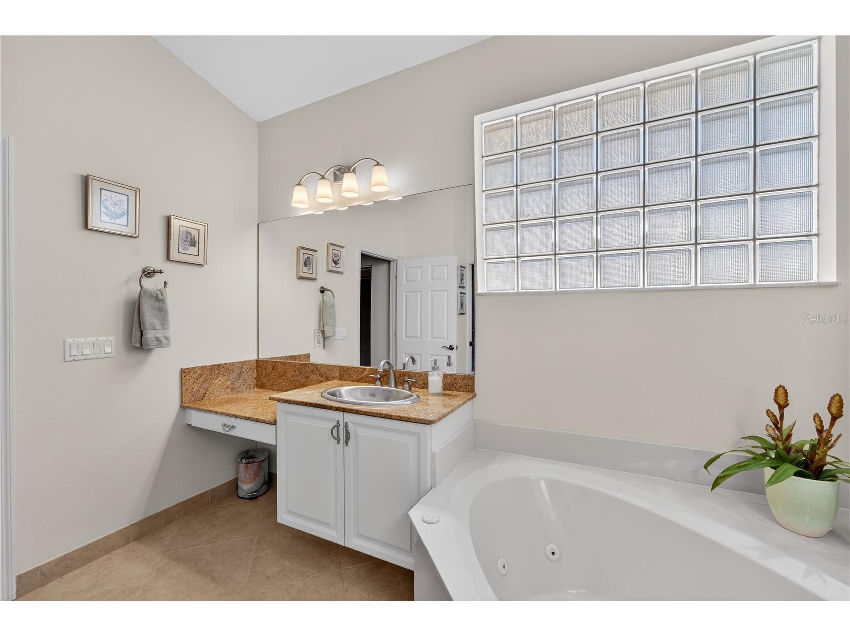 6502 42nd Street E Sarasota FL 34243 A4676971 image18