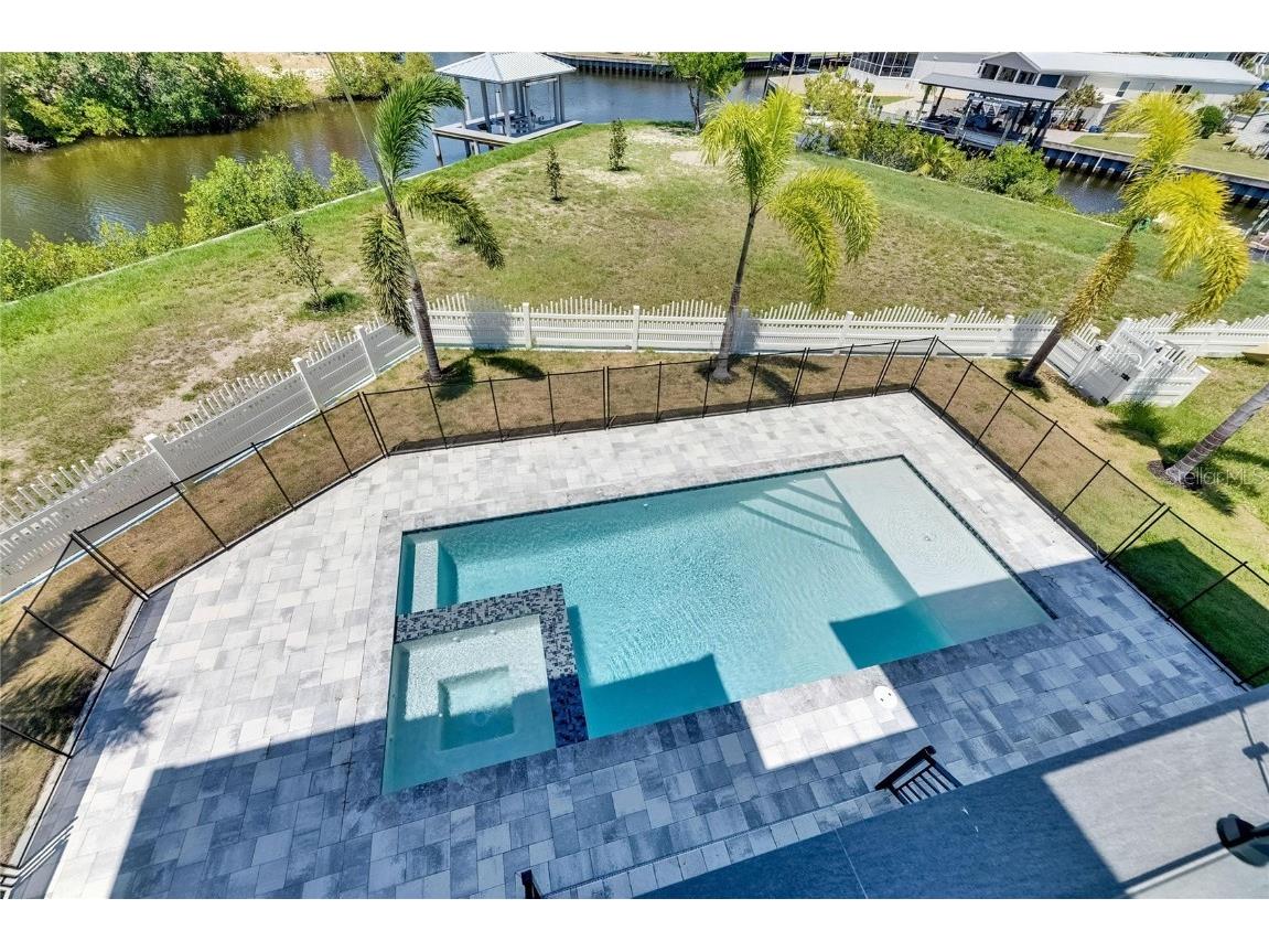 6522 Simone Shores Circle Apollo Beach FL 33572 - ST. CRUEX CANAL TB8389832 image3