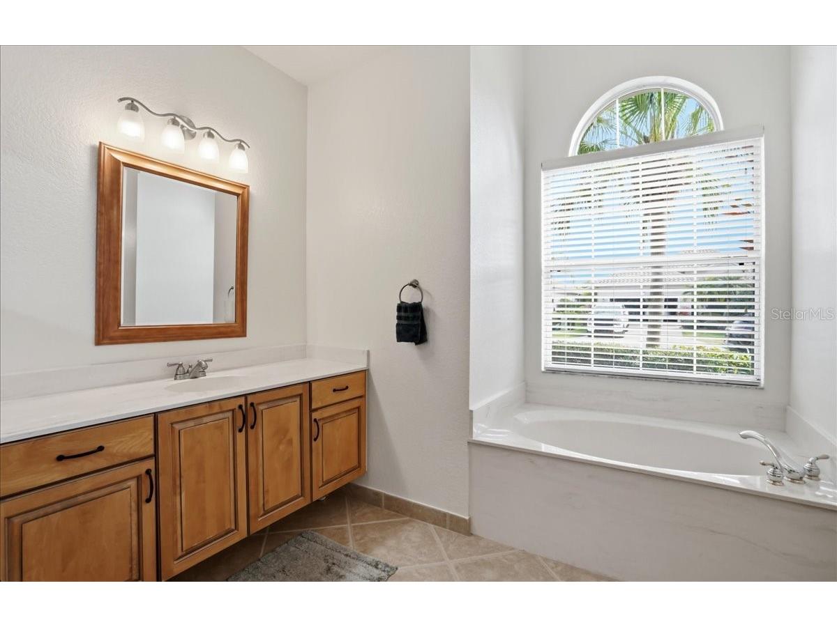 6558 41st Court E Sarasota FL 34243 A4684051 image28