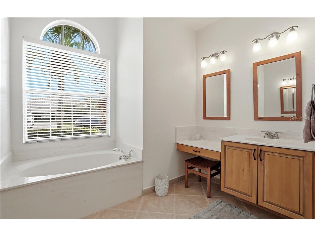 6558 41st Court E Sarasota FL 34243 A4684051 image29