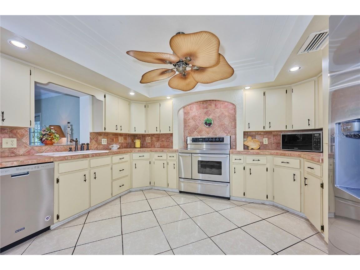 6589 Banyan Drive Indian Lake Estates FL 33855 - LAKE WALK IN WATER TB8370890 image5