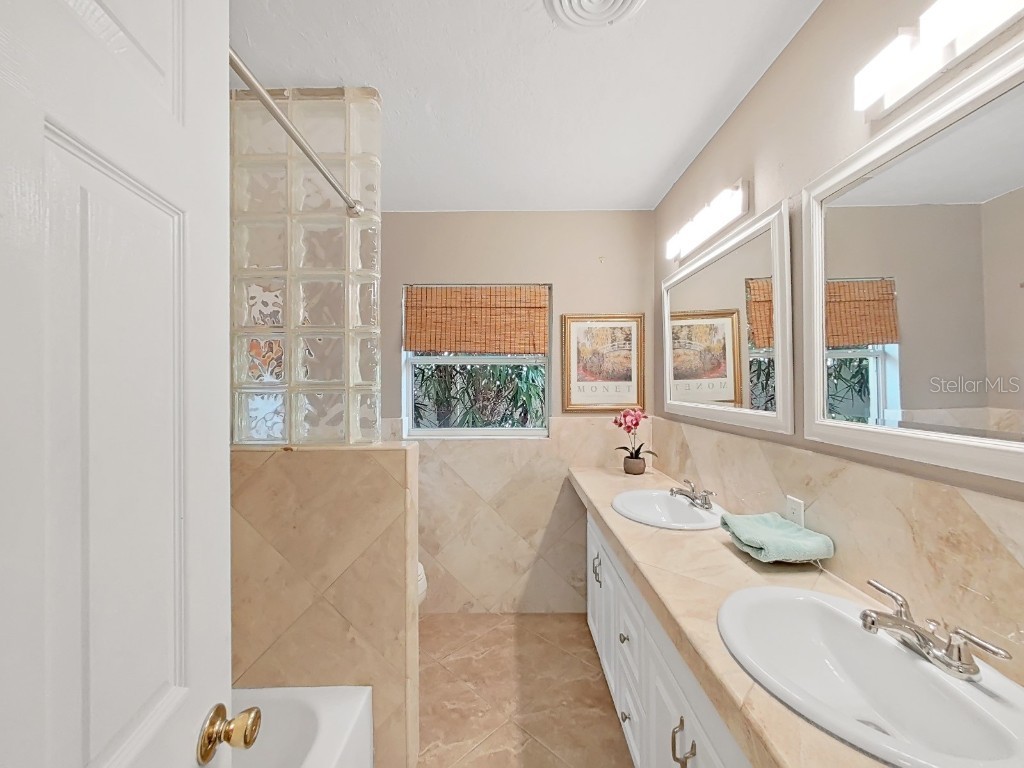 6601 Renaldo Way S Saint Petersburg FL 33707 TB8439305 image20