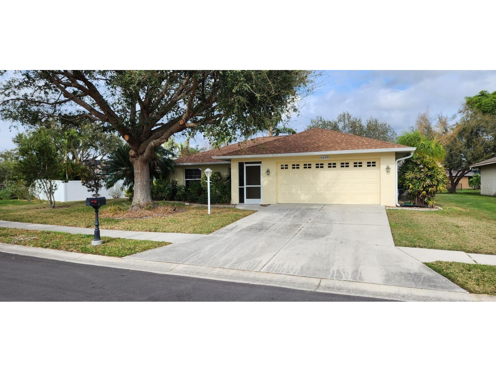 6609 67th Court E Bradenton FL 34203 A4560355 image1