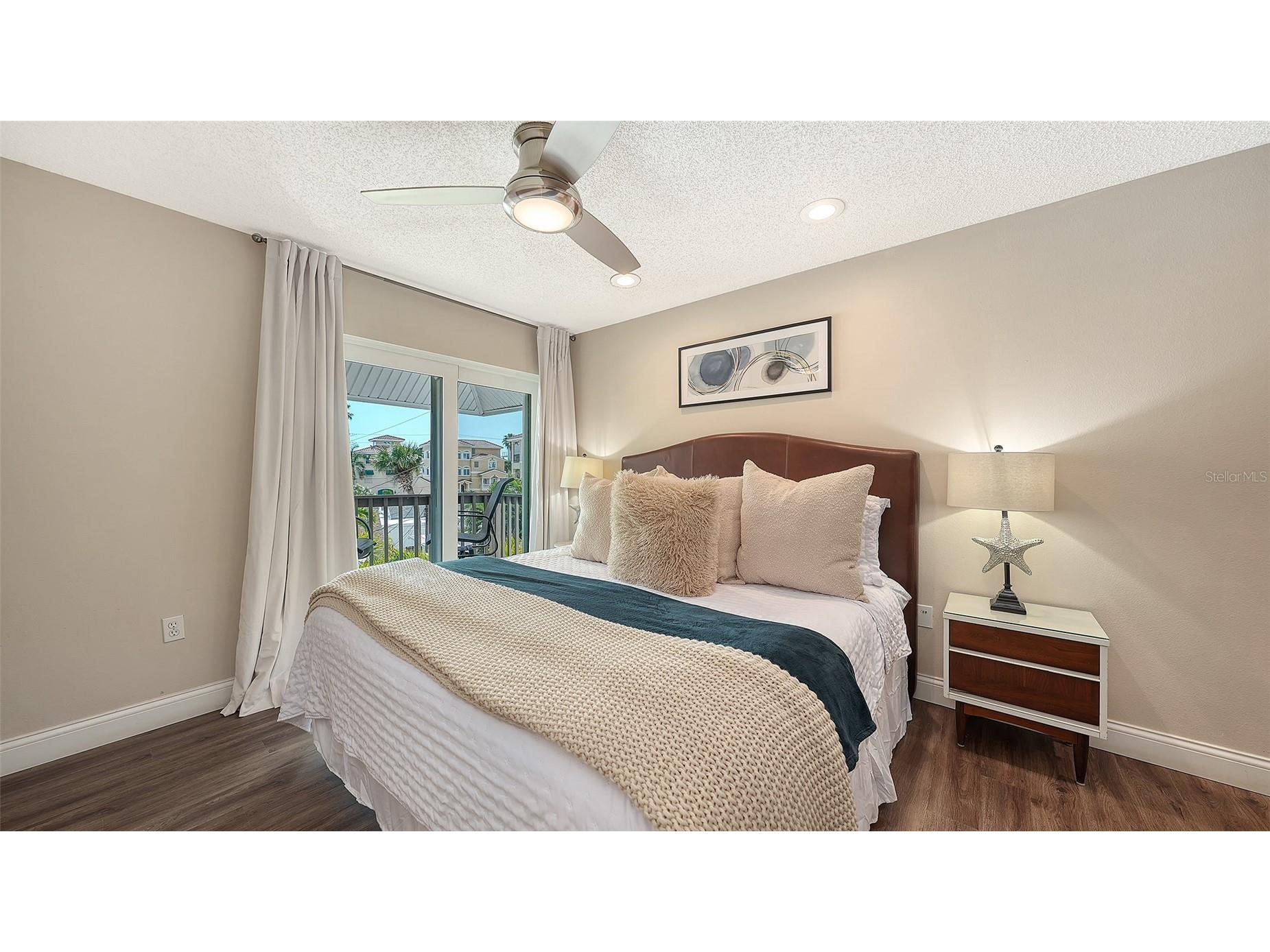 662 Calle Del Otono Sarasota FL 34242 A4684041 image23