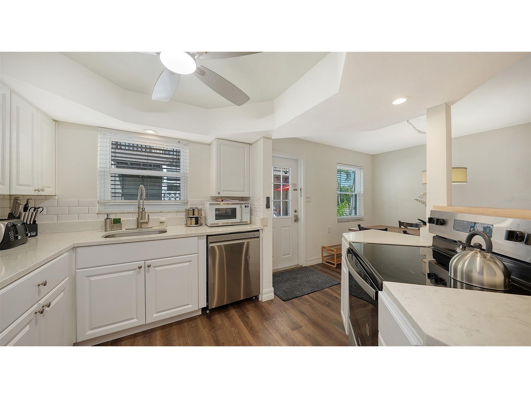 662 Calle Del Otono Sarasota FL 34242 A4684041 image32