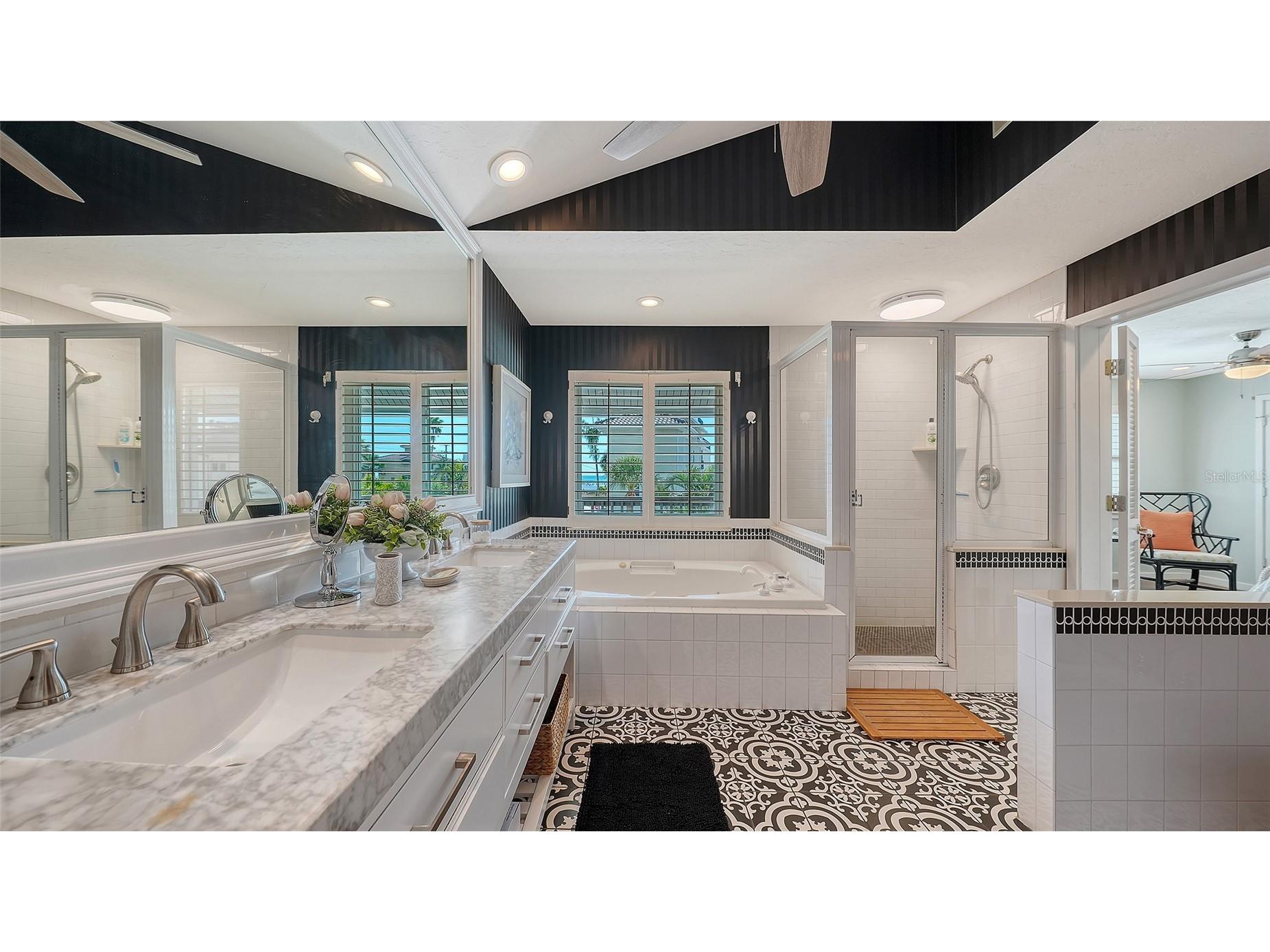 662 Calle Del Otono Sarasota FL 34242 A4684041 image63