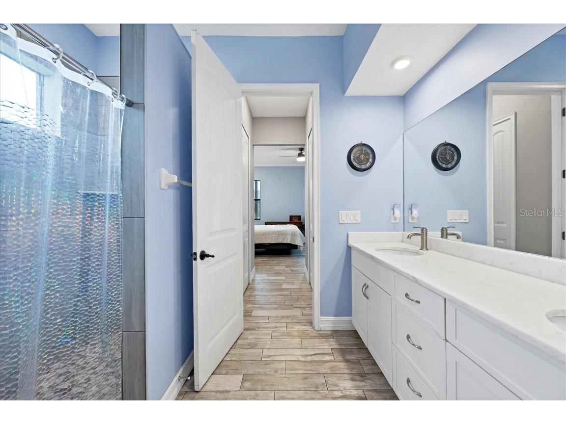 6636 35th Court E Sarasota FL 34243 A4654699 image25