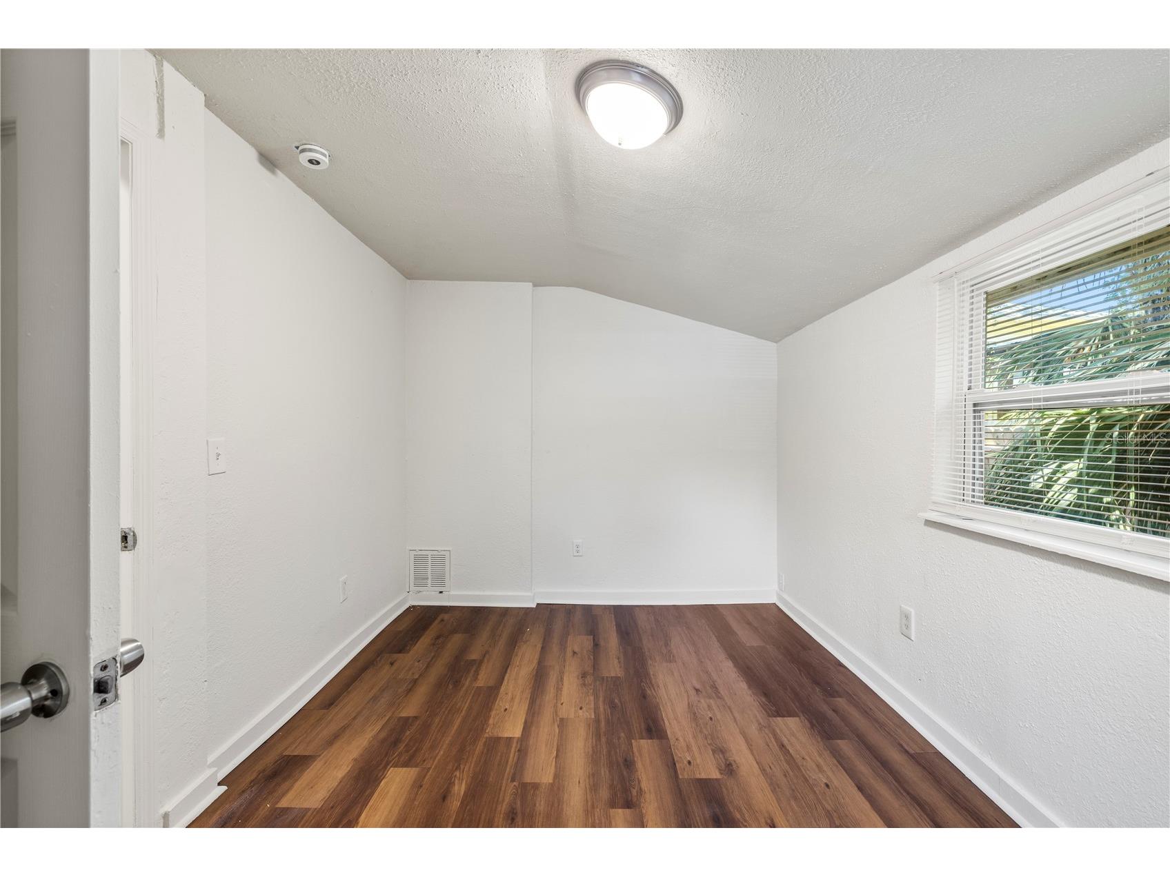 665 26th Avenue S Saint Petersburg FL 33705 TB8497104 image9