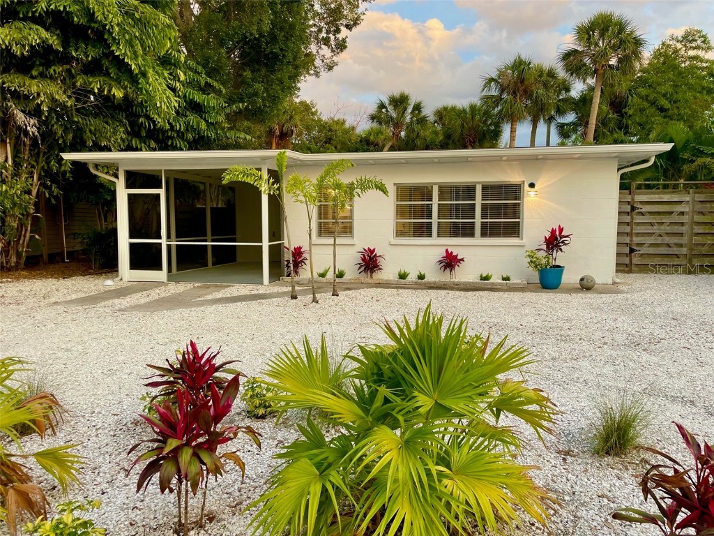 666 Calle De Peru Sarasota FL 34242 - 5 BLOCKS TO SIESTA BEACH A4566456 image1