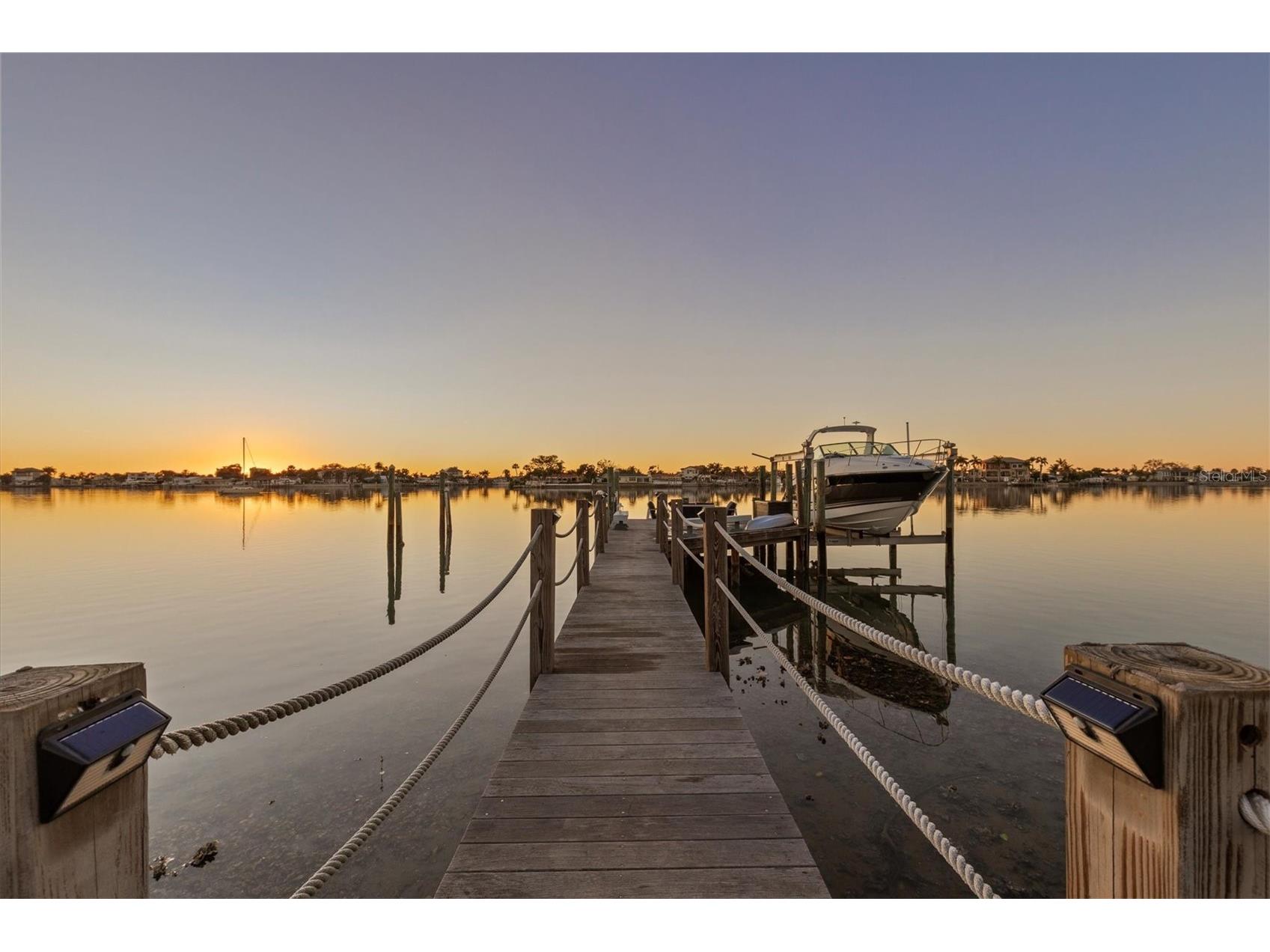 670 Sunset Drive S Saint Petersburg FL 33707 TB8474732 image3