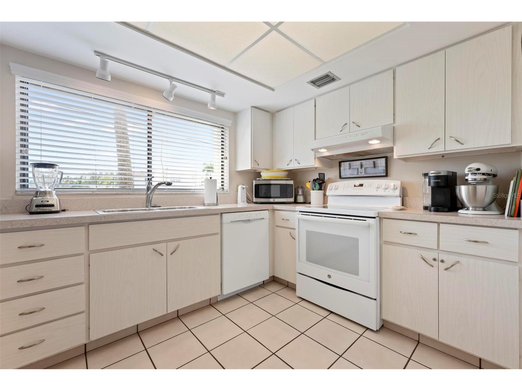6703 Midnight Pass Road #101 Sarasota FL 34242 A4693235 image12