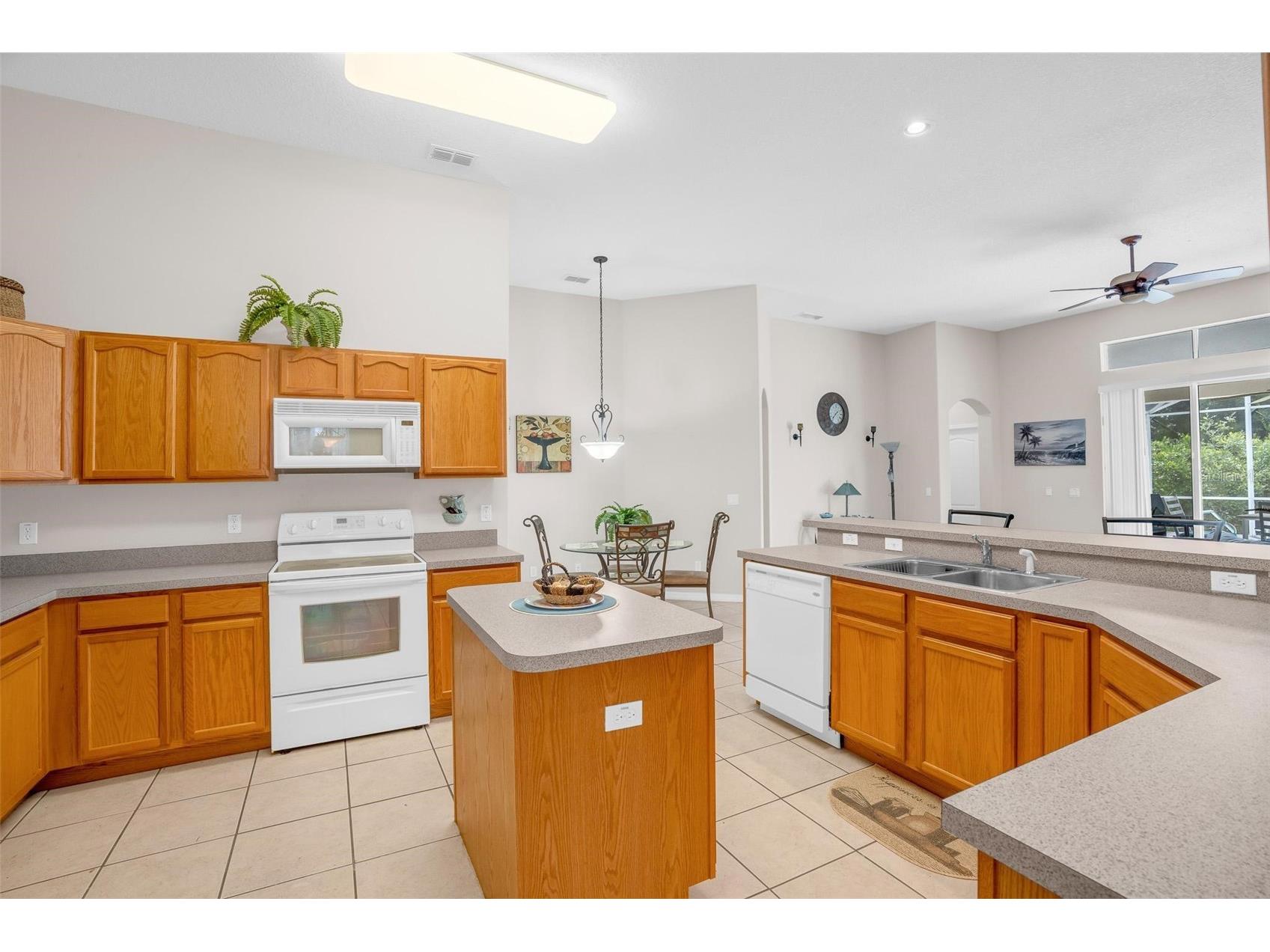 685 Malaga Deltona FL 32725 V4948978 image8