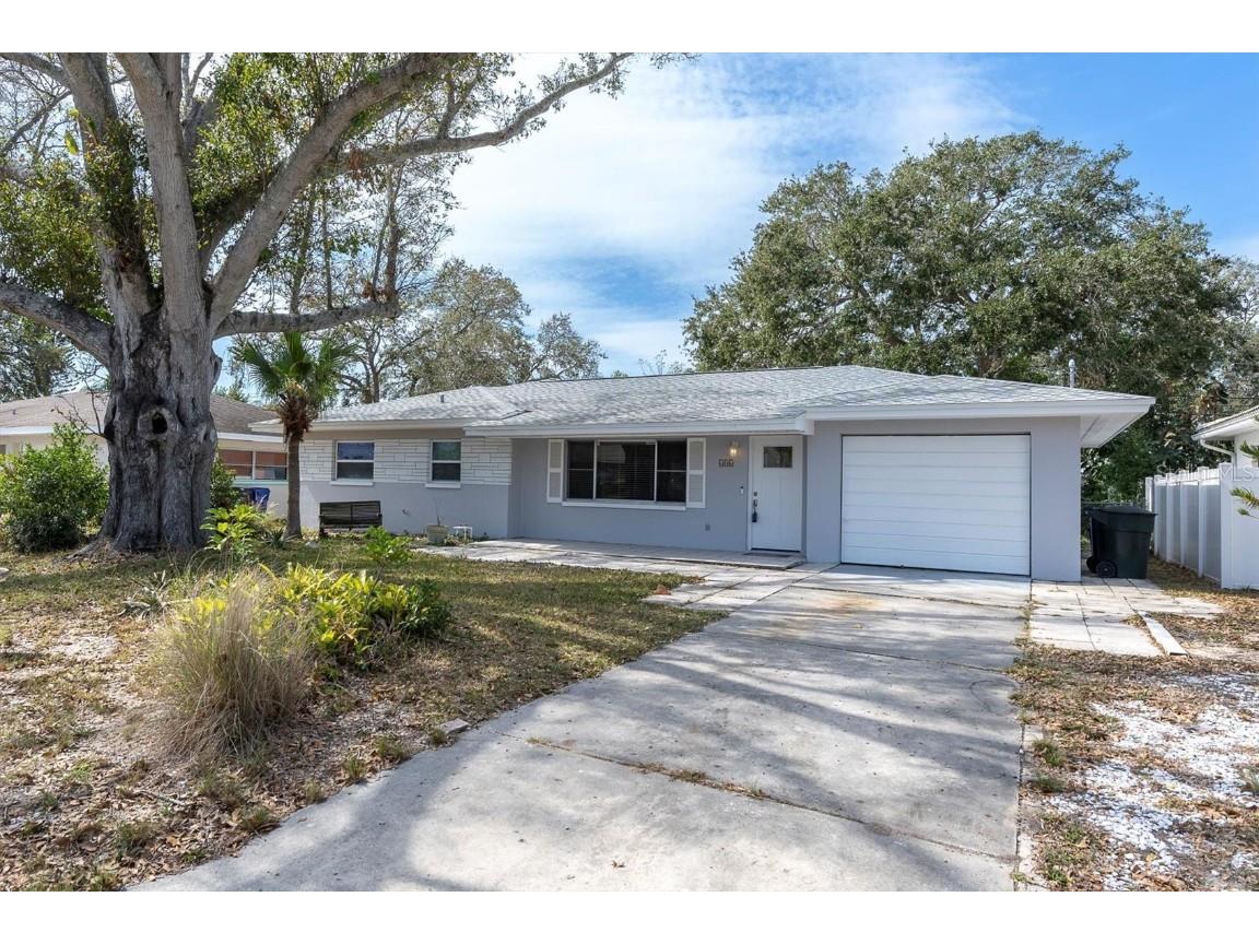 686 Manor Drive W Dunedin FL 34698 W7872582 image1