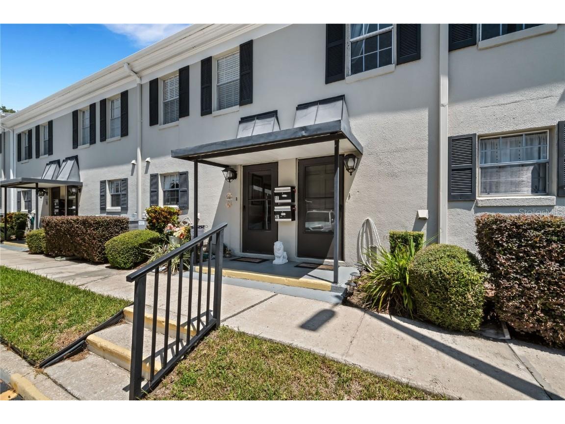 689 Lake Howard Drive NW #1E Winter Haven FL 33880 P4926914 image1