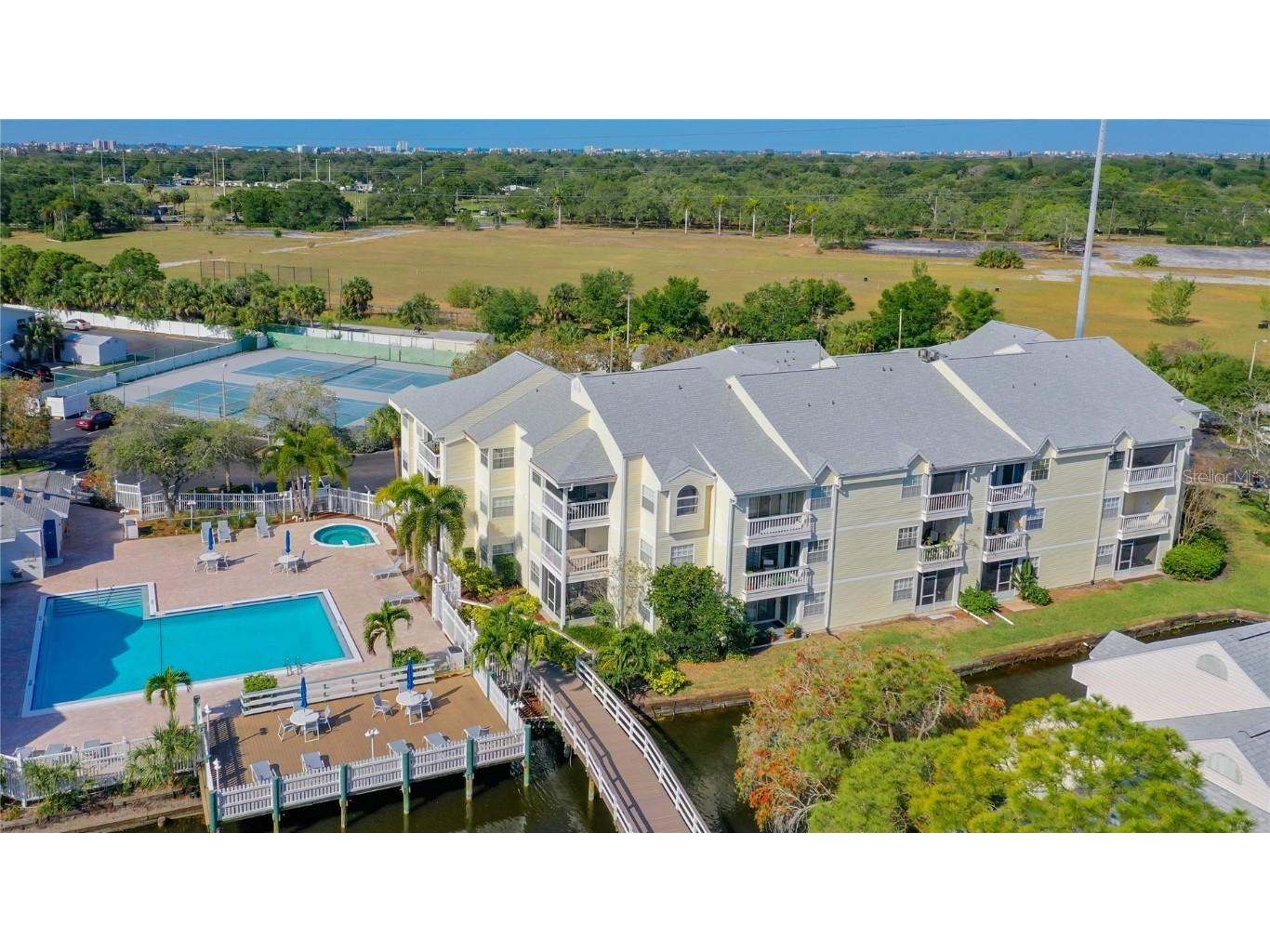 6908 Stones Throw Circle N #10206 Saint Petersburg FL 33710 U8195924 image1