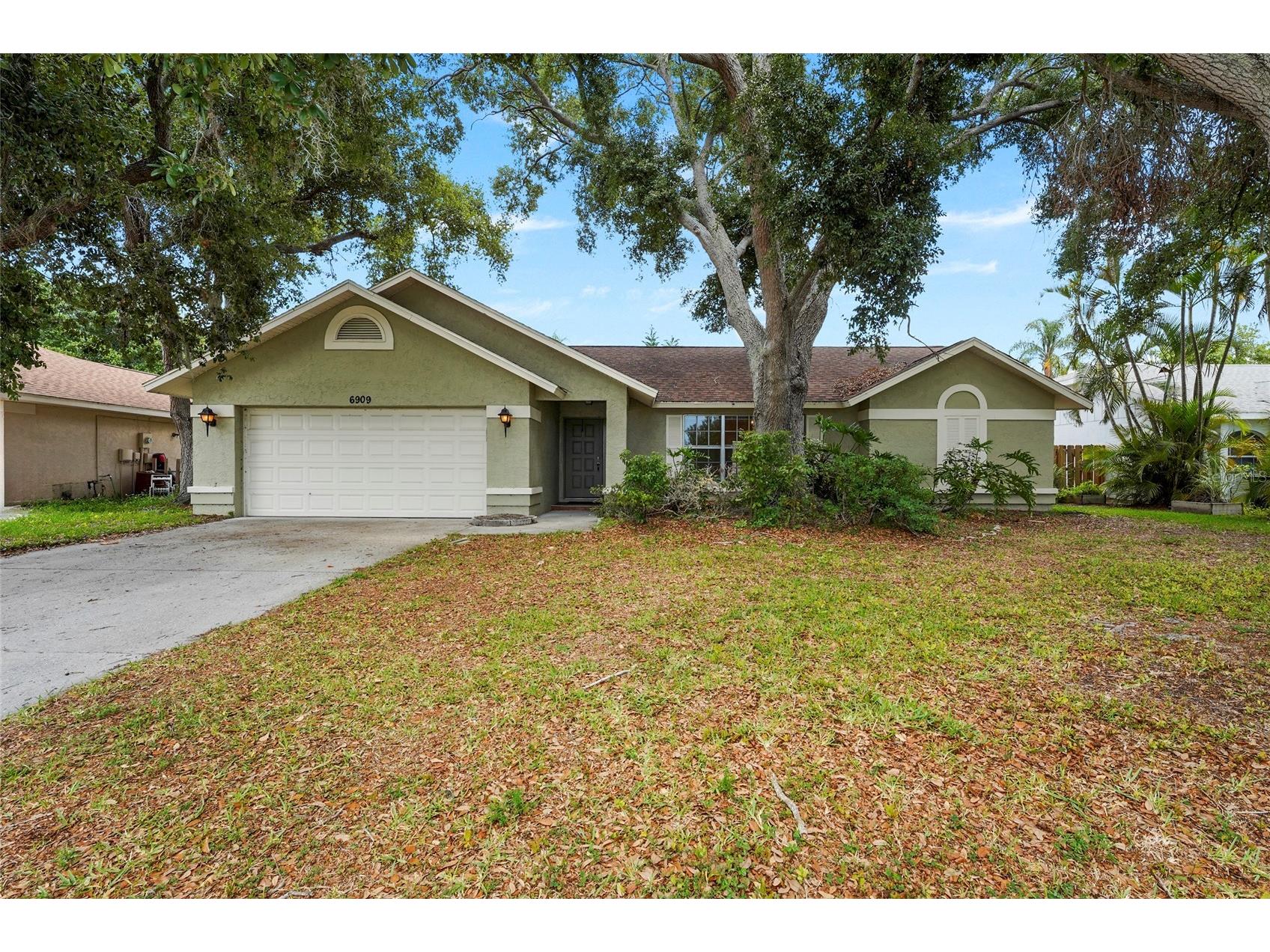 6909 9th Court E Sarasota FL 34243 A4693857 image1