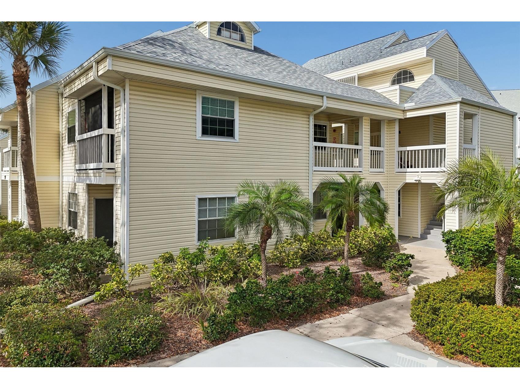 6915 Stones Throw Circle N #3106 Saint Petersburg FL 33710 TB8484140 image1