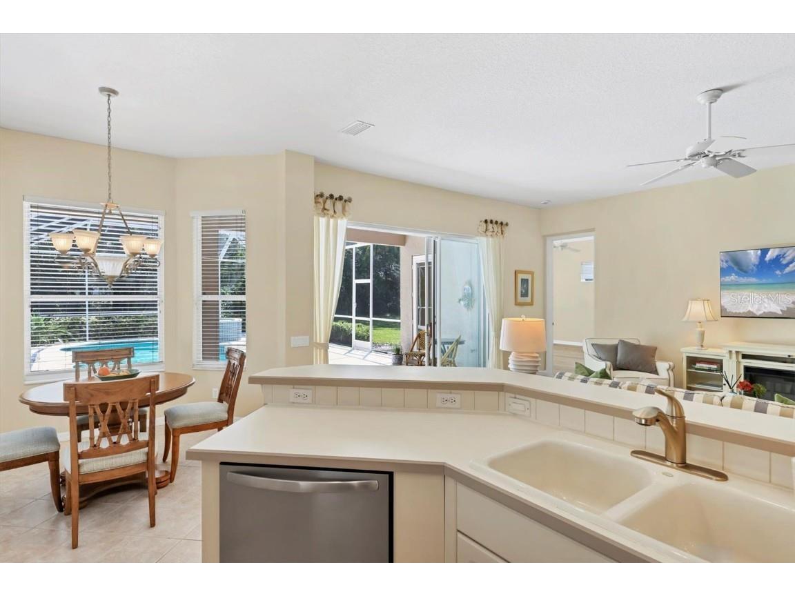 6935 Lennox Place University Park FL 34201 A4660605 image8