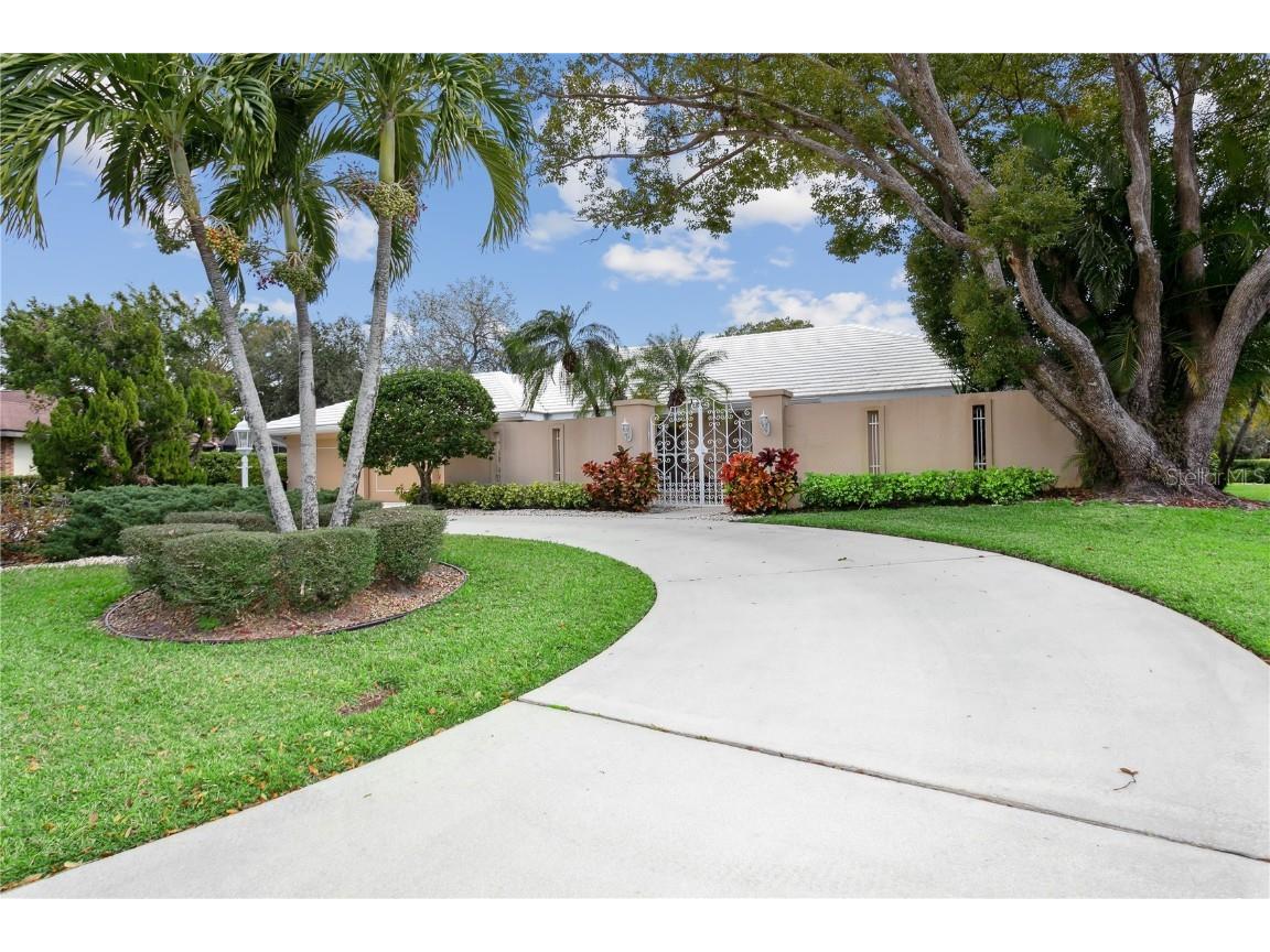 6936 Country Lakes Circle Sarasota FL 34243 O6092023 image1