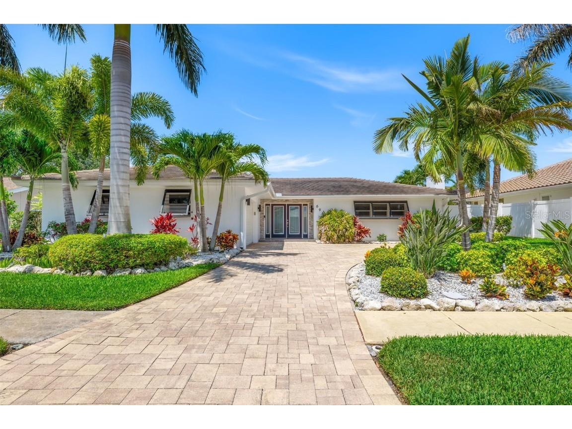 696 Snug Island Clearwater Beach FL 33767 - INTRACOASTAL WATERWAY U8244588 image1