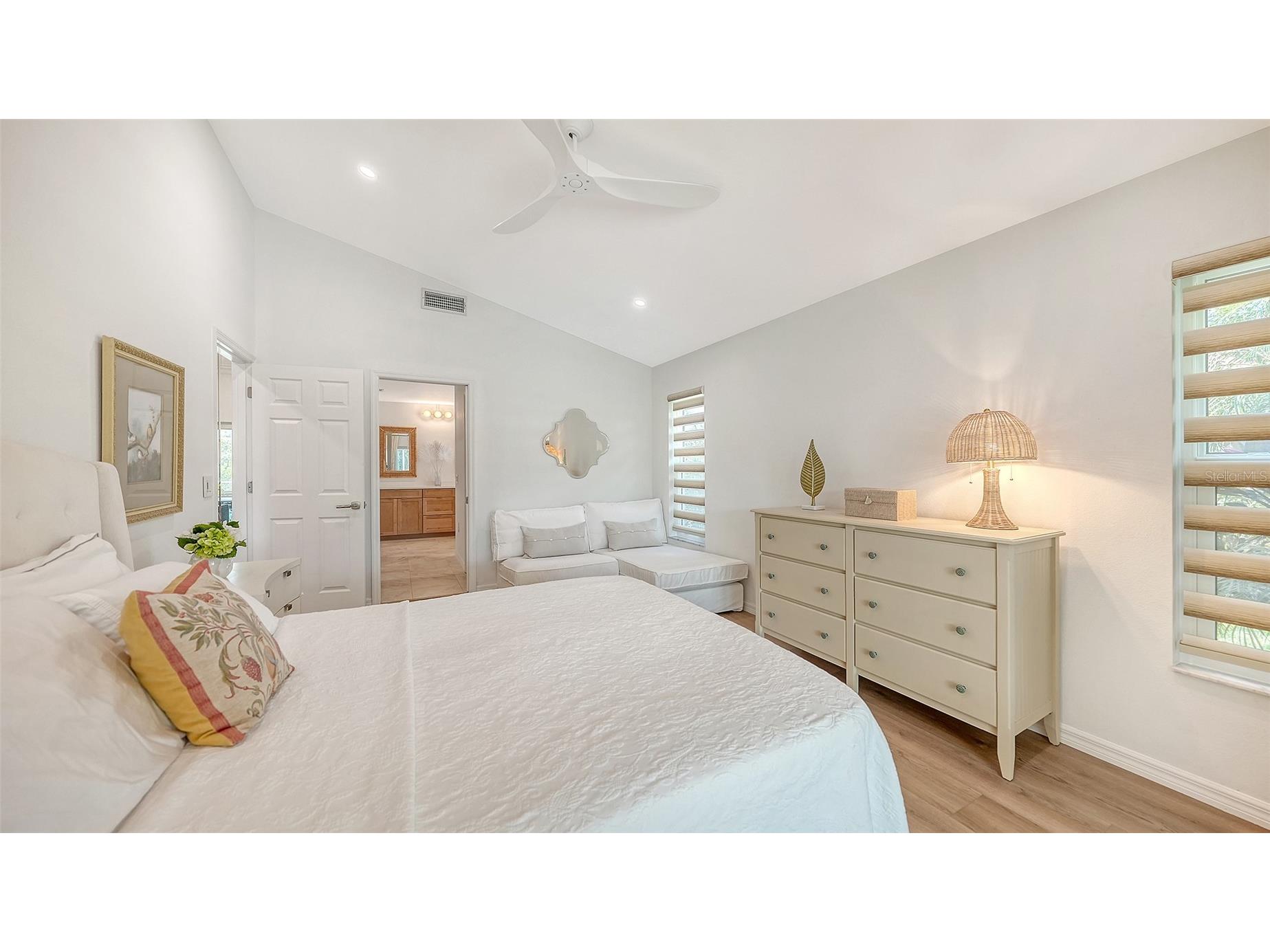 6988 Country Lakes Circle Sarasota FL 34243 A4692570 image23