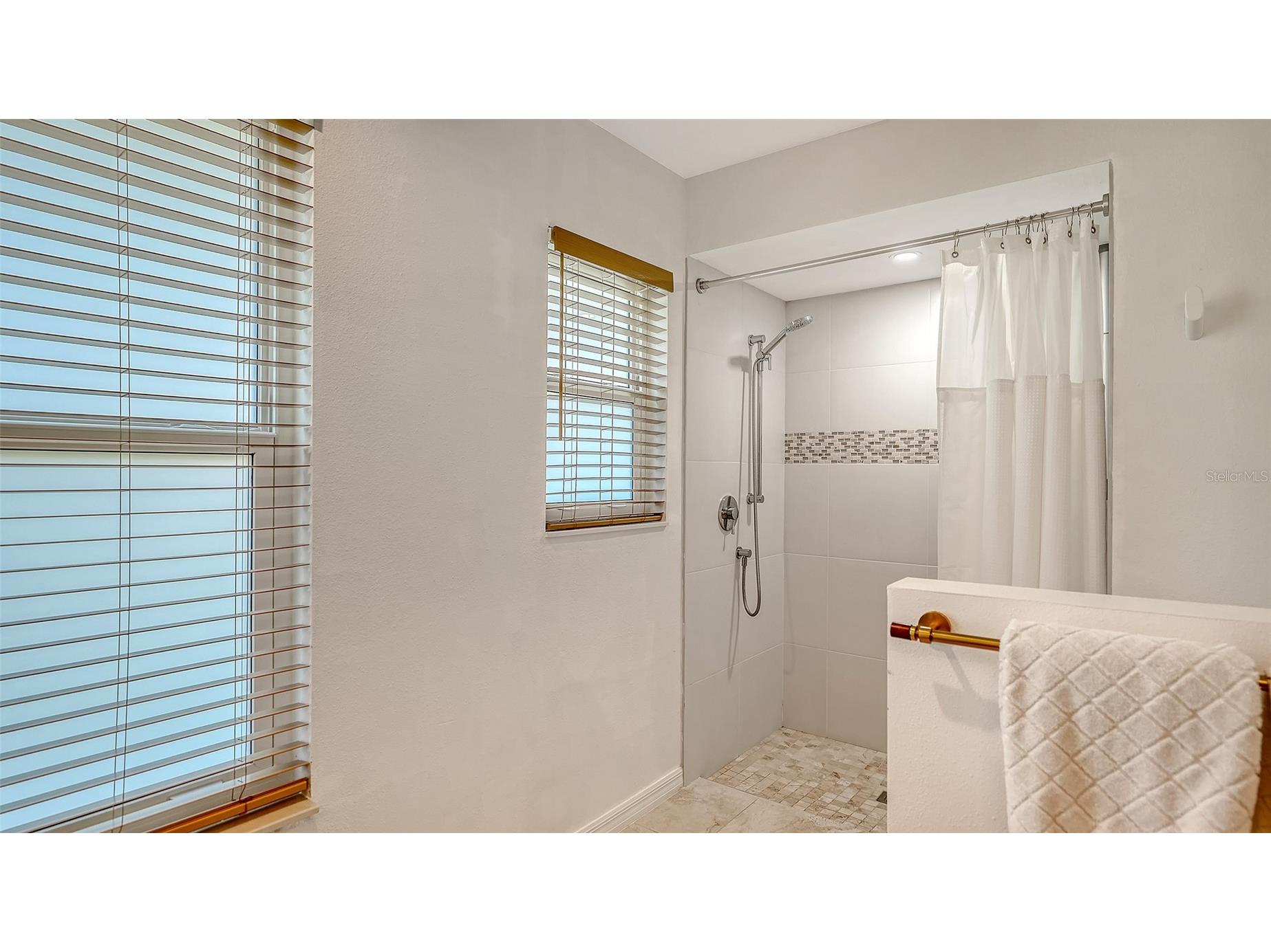 6988 Country Lakes Circle Sarasota FL 34243 A4692570 image25