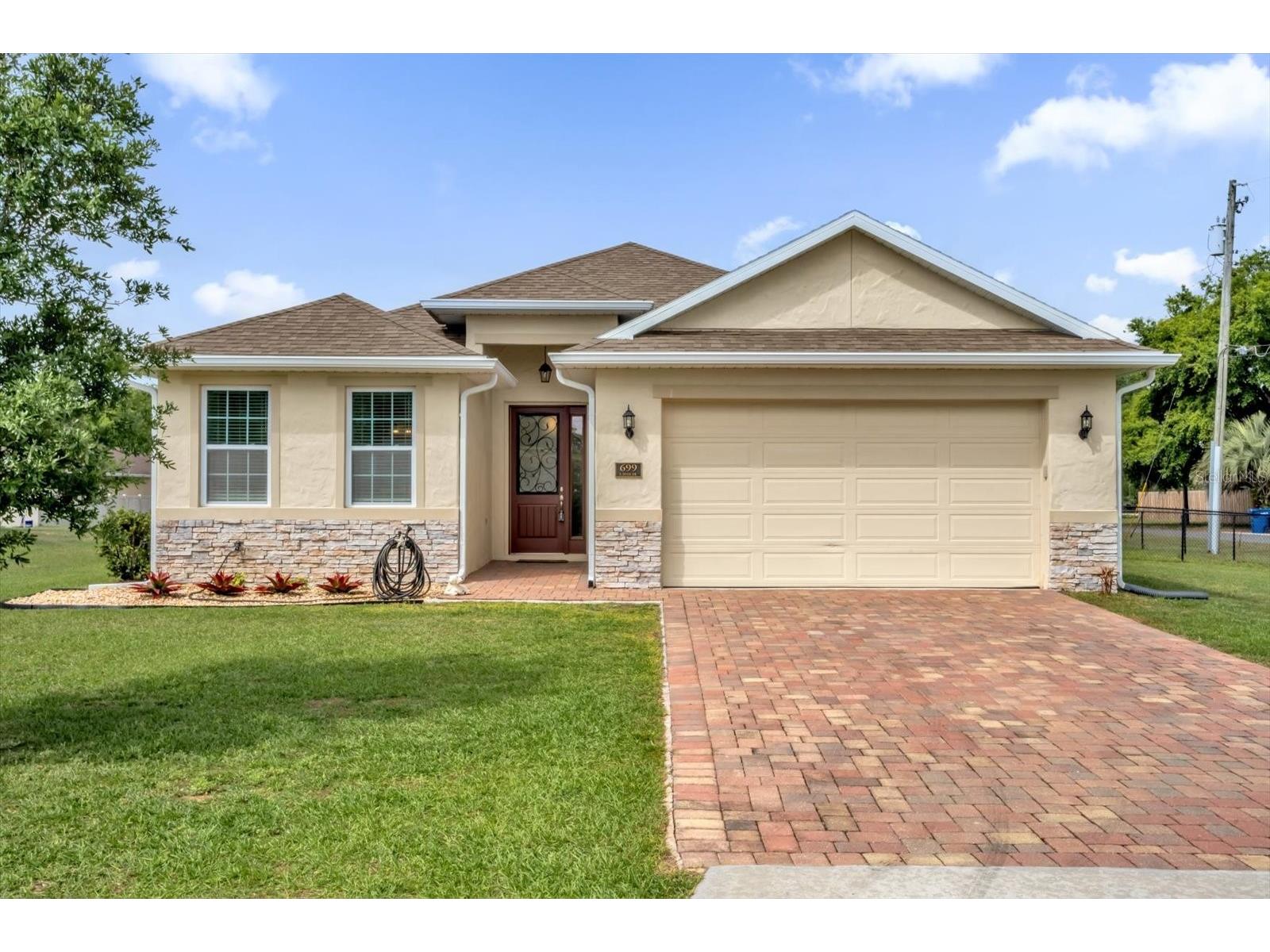699 S Dixie Drive Howey In The Hills FL 34737 O6395413 image1