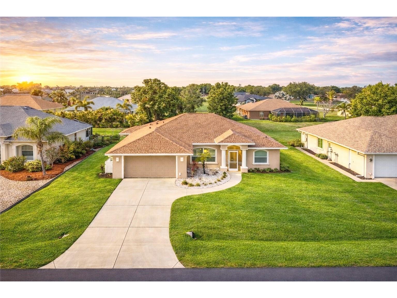 70 Clubhouse Road Rotonda West FL 33947 D6146824 image1