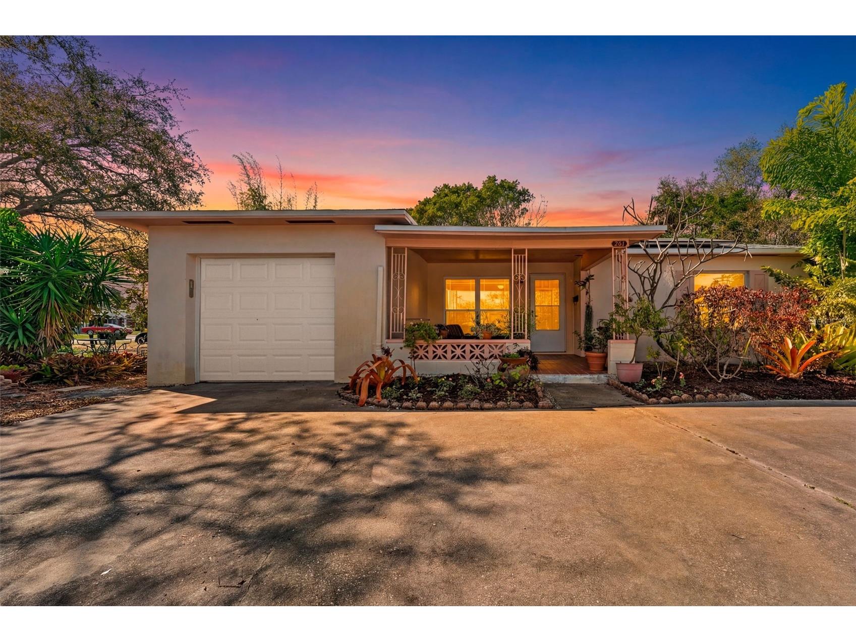 701 52nd Avenue S Saint Petersburg FL 33705 TB8483566 image1