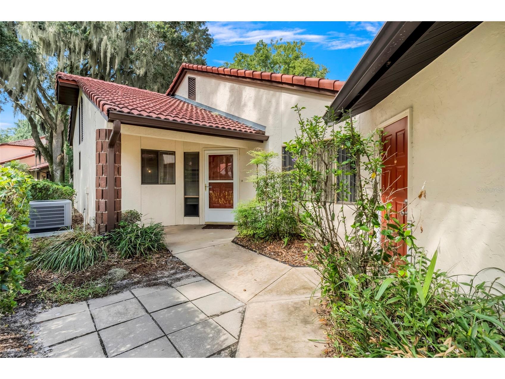 701 Clusterwood Drive Yalaha FL 34797 - LAKE HARRIS G5085454 image1