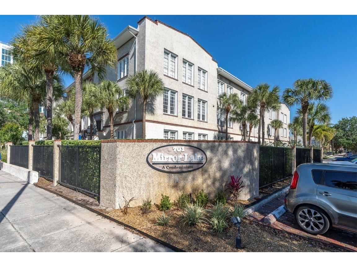 701 Mirror Lake Drive N #105 Saint Petersburg FL 33701 U8237363 image1