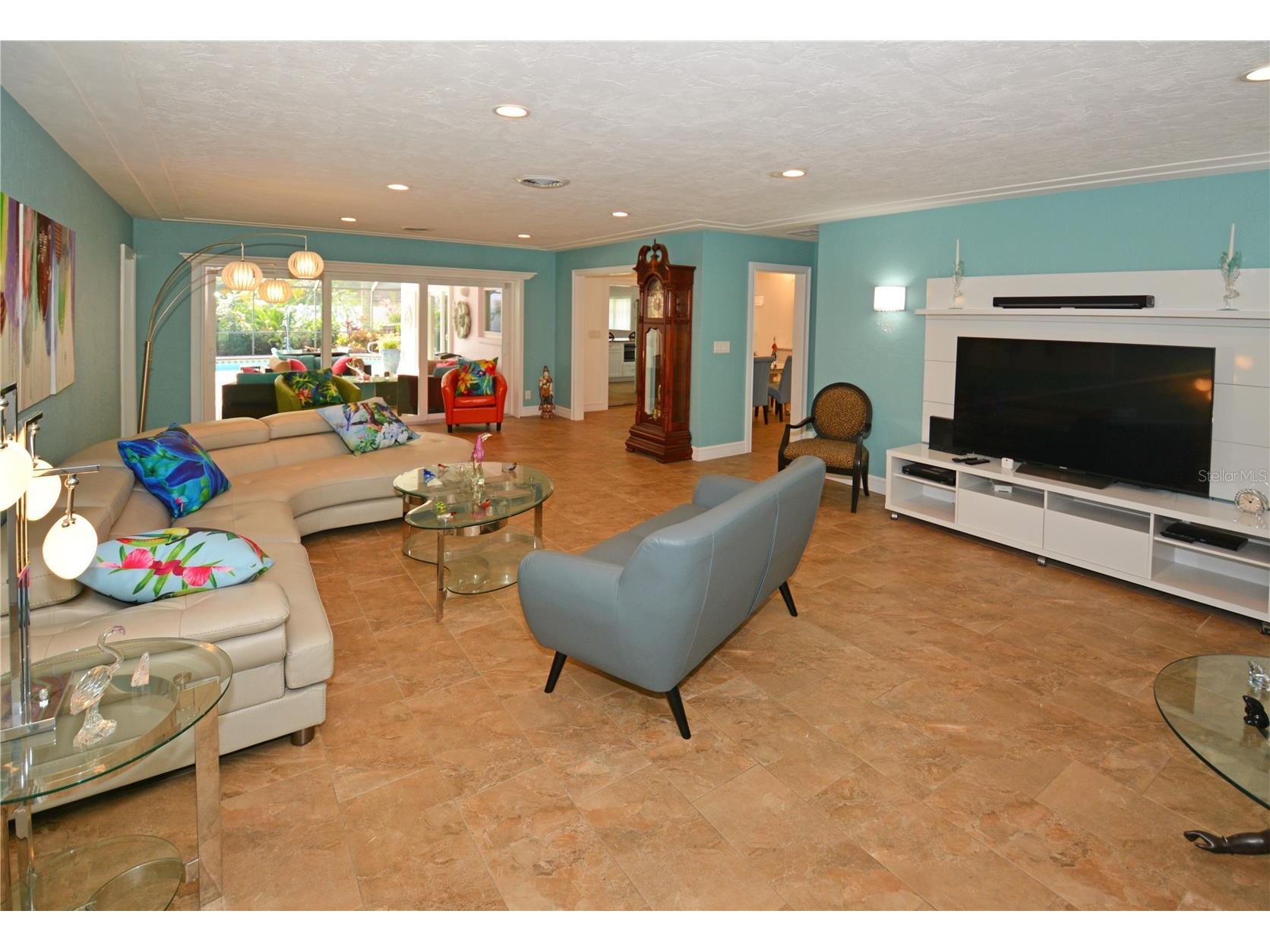 7020 Mango Avenue S Saint Petersburg FL 33707 TB8517708 image6