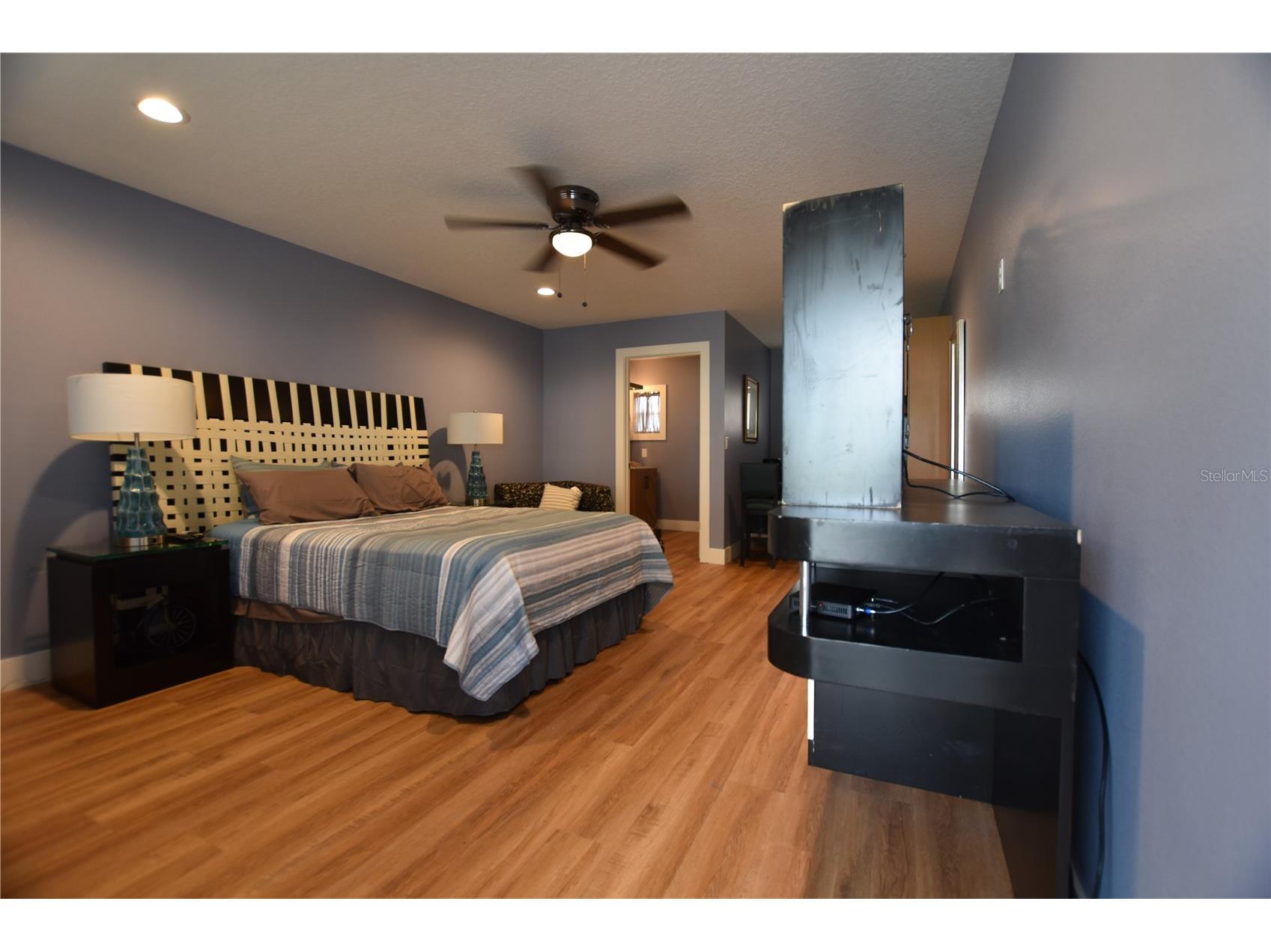 704 S Lakeshore Boulevard Howey In The Hills FL 34737 G5111363 image3