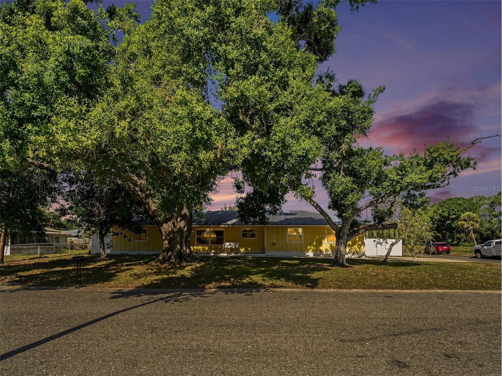704 S Lockwood Ridge Road Sarasota FL 34237 A4690645 image3