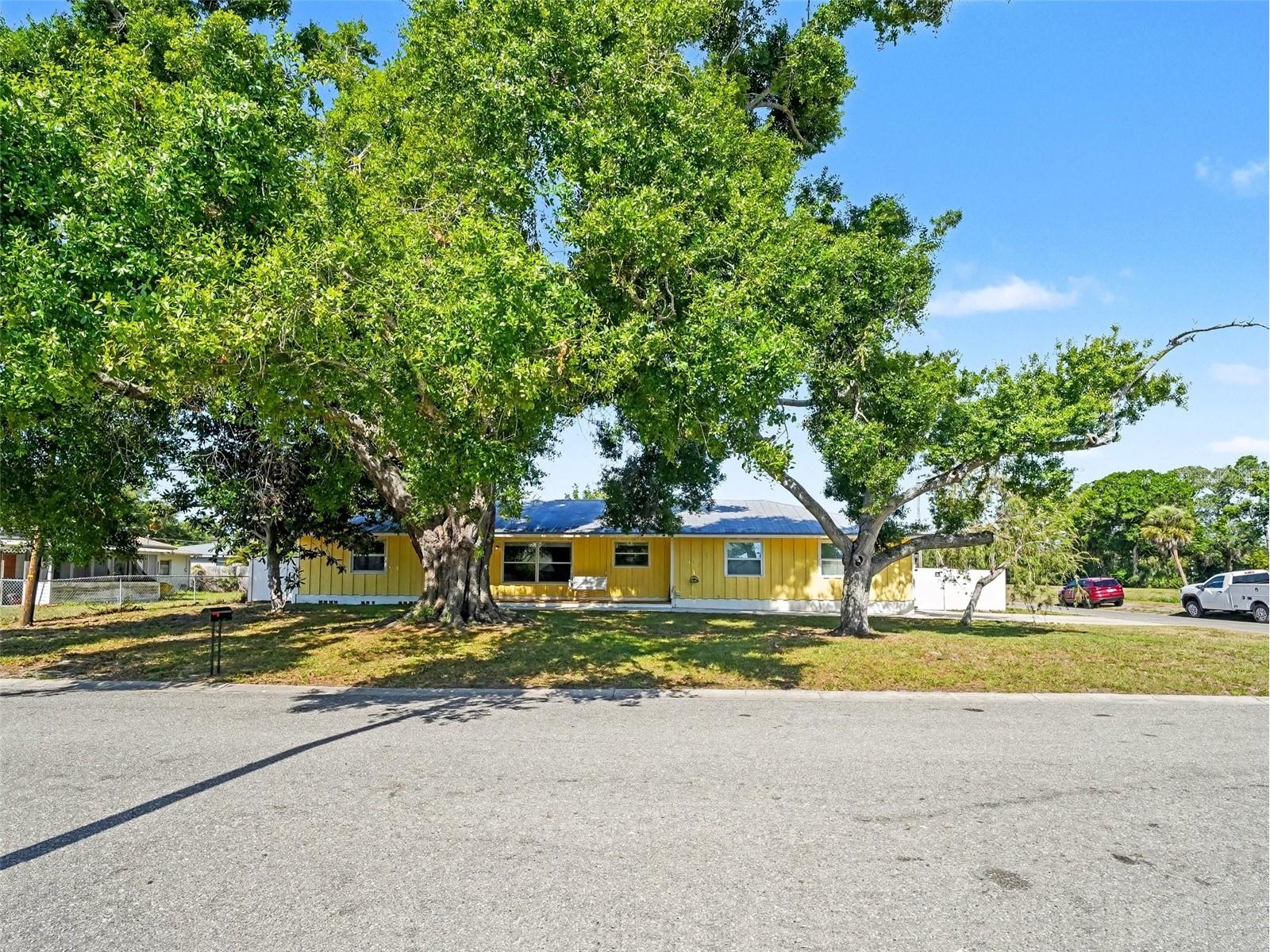 704 S Lockwood Ridge Road Sarasota FL 34237 A4690645 image4