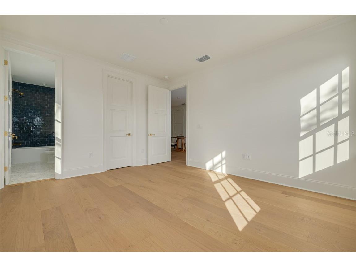 705 17th Avenue NE Saint Petersburg FL 33704 TB8421082 image37