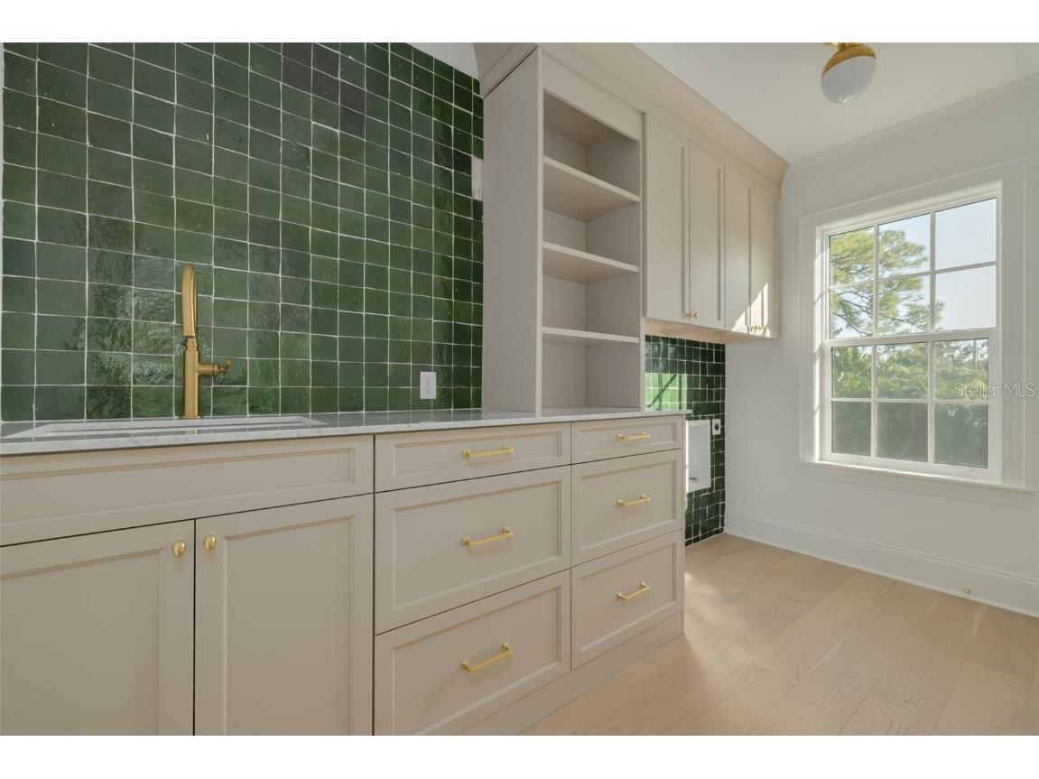 705 17th Avenue NE Saint Petersburg FL 33704 TB8421082 image39