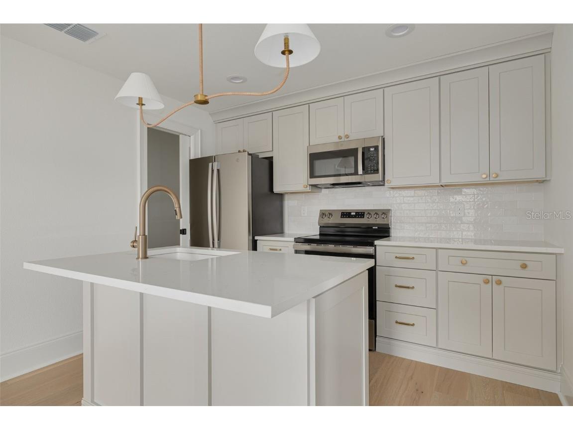 705 17th Avenue NE Saint Petersburg FL 33704 TB8421082 image47