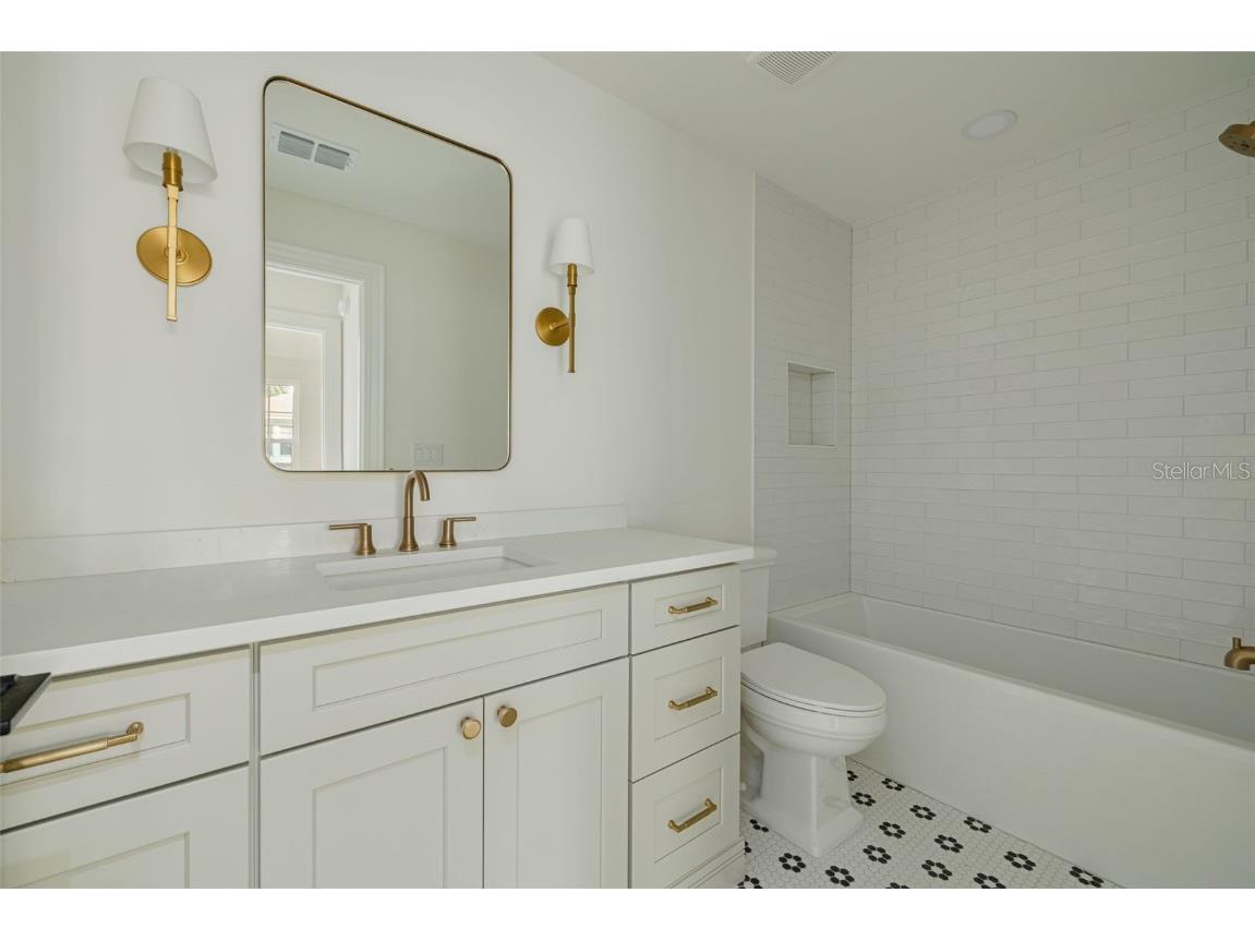 705 17th Avenue NE Saint Petersburg FL 33704 TB8421082 image52