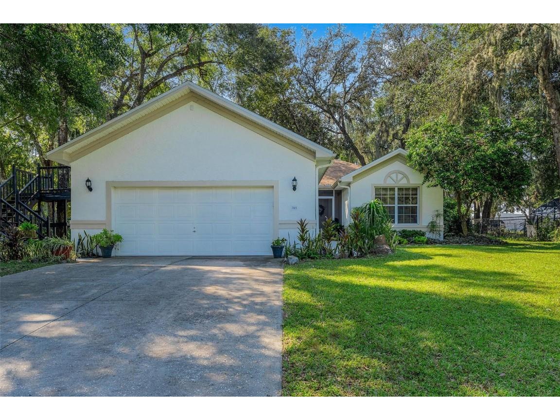 705 Village Court Fruitland Park FL 34731 G5088044 image1