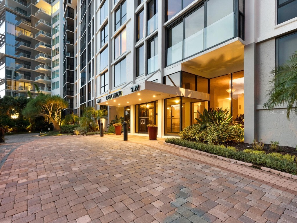 707 S Gulfstream Avenue #802 Sarasota FL 34236 A4621145 image1