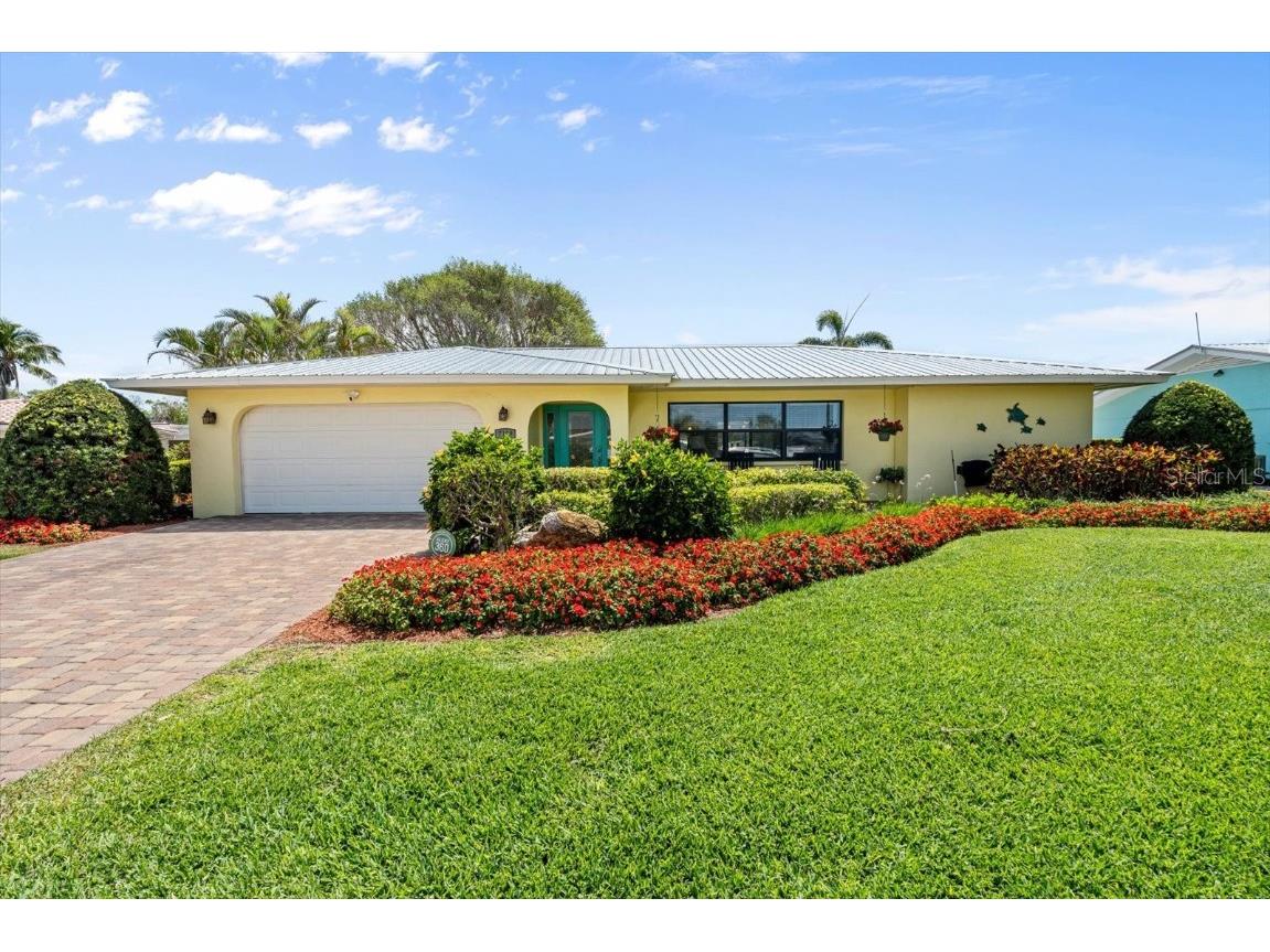 7109 Westmoreland Drive Sarasota FL 34243 - Canal A4647089 image1
