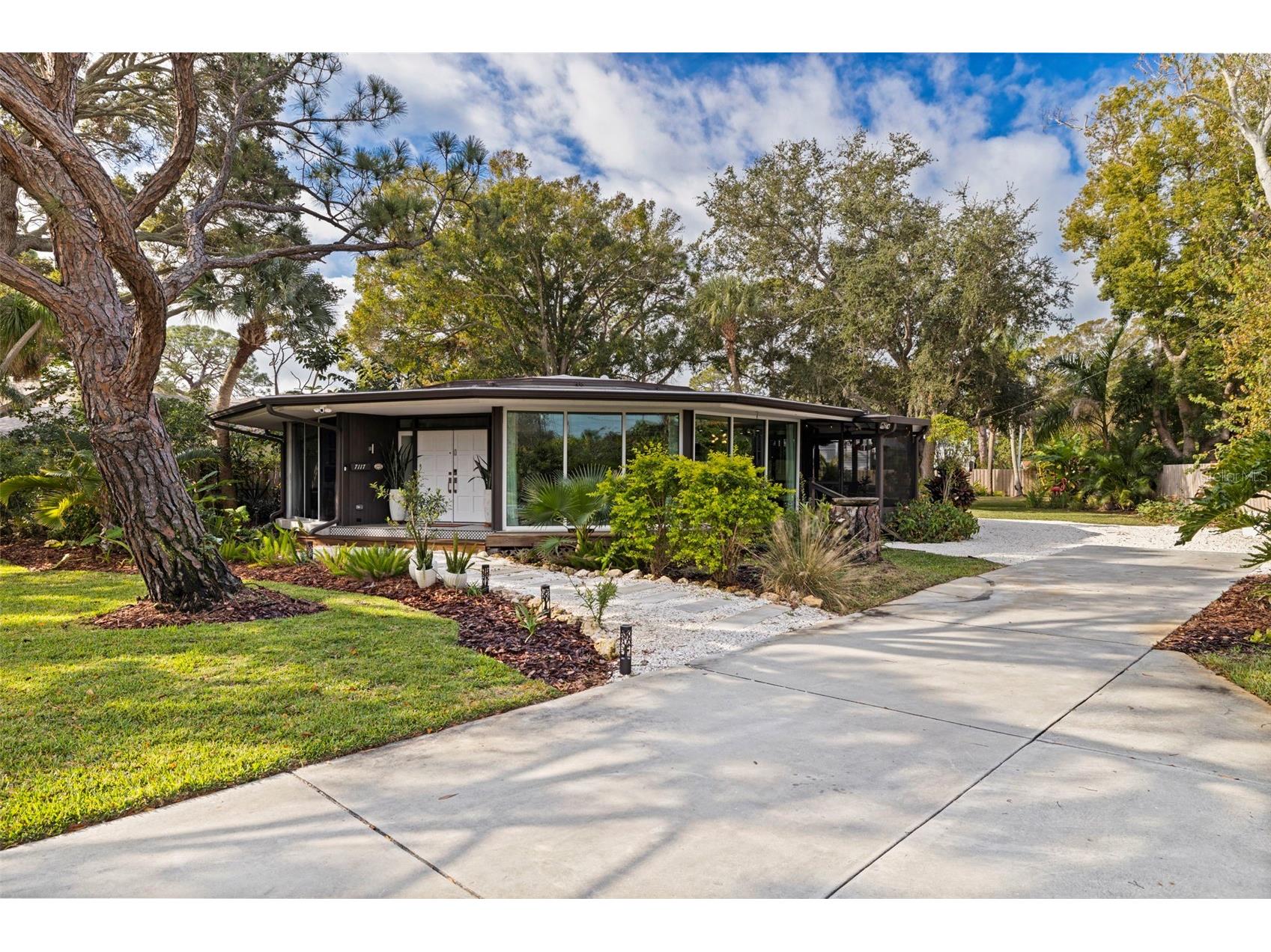 7117 Sunshine Drive S Saint Petersburg FL 33705 TB8467487 image1