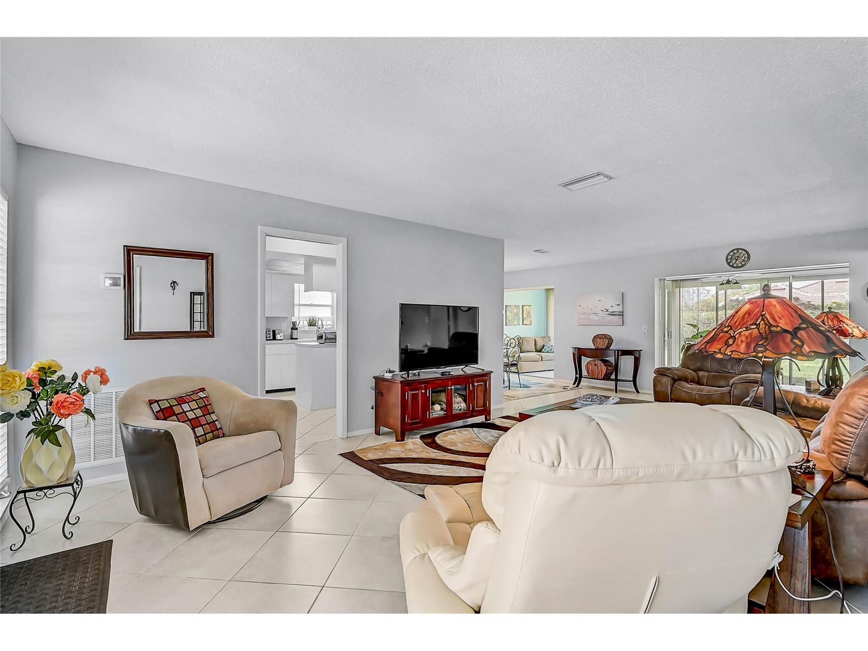 7128 W Country Club Drive N Sarasota FL 34243 A4685172 image3