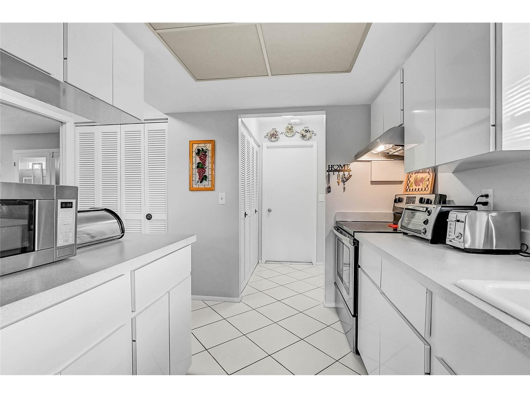 7128 W Country Club Drive N Sarasota FL 34243 A4685172 image9
